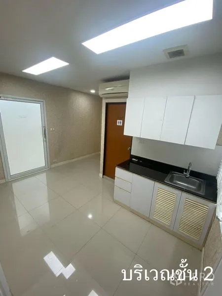 店屋 出租在Watthana, Bangkok - 小型简易厨房，水槽与白色橱柜，亮面地砖。