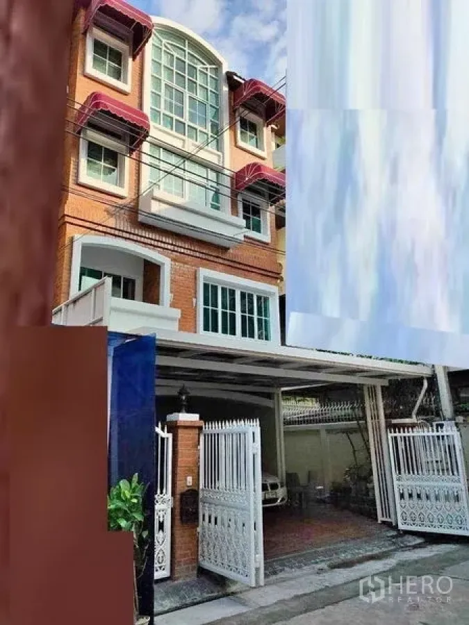 Townhouse for sale in Yan Nawa, Bangkok - Four-storey townhouse exterior with brick facade, bay windows and gated covered carport.