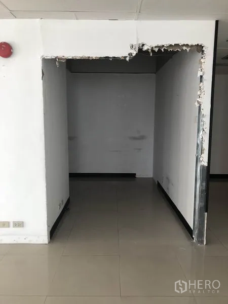 办公空间 出租在Watthana, Bangkok - 未完工的门洞，通往内部房间