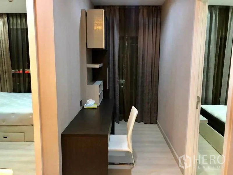Condominium for rent or sale in Phaya Thai, Bangkok - Compact study nook with desk and shelving between the two bedrooms.
