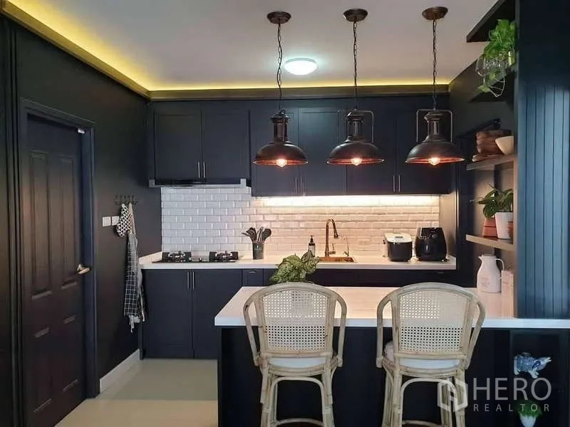 บ้าน ขายในBang Phli, Samut Prakan - ครัวโมเดิร์น ผนังกระเบื้องซับเวย์ โคมแขวน และบาร์ทานข้าว