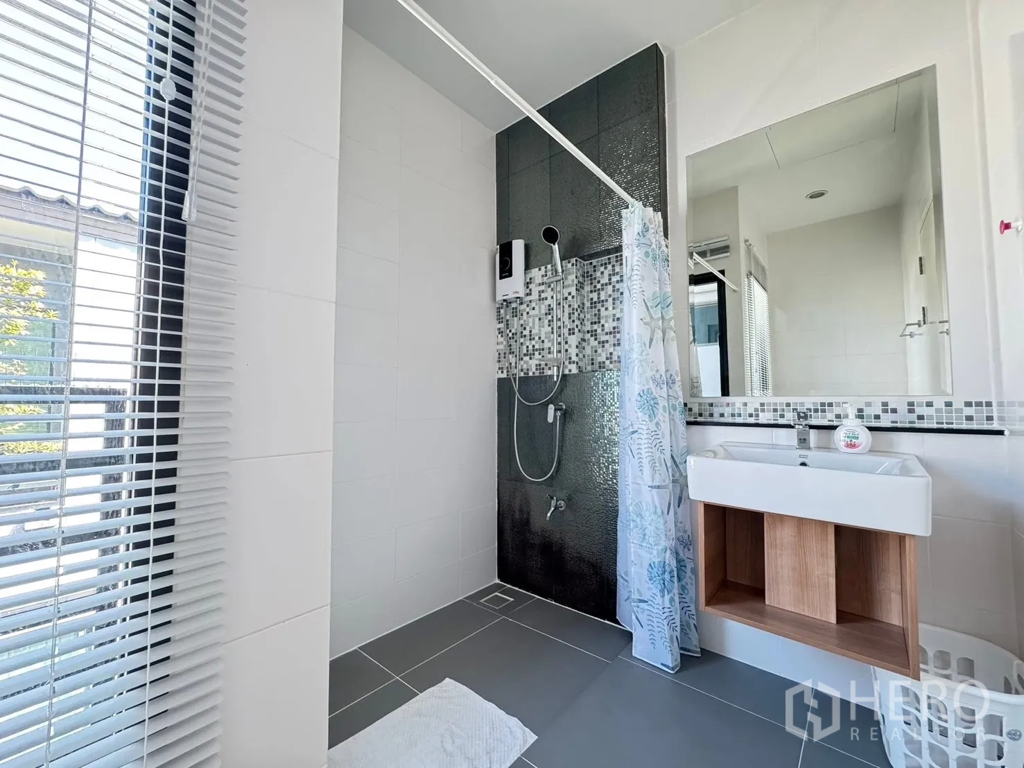 Townhouse for rent in Saphan Sung, Bangkok - Bright bathroom with walk-in shower, mosaic accent wall, vanity and window blinds in a Saphan Sung townhouse.