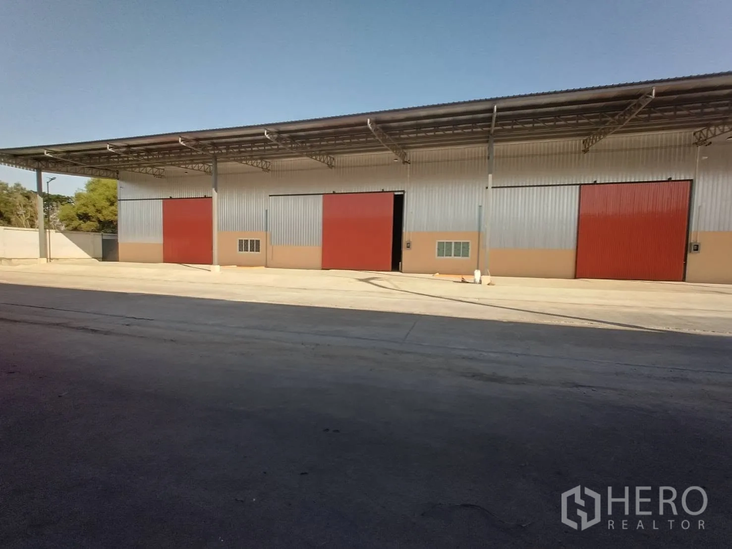 仓库 for rent in Khlong Luang, Pathum Thani - 多个仓库车间一排，挑高屋顶，前方宽阔车道便于卡车通行