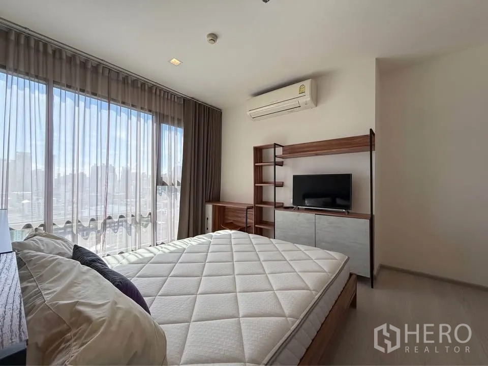 公寓 for rent in Khlong Toei, Bangkok - 明亮休憩区，设大窗、电视柜、空调与城市景观。