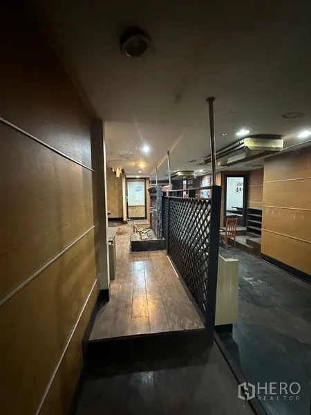 Retail Space for rent in Yan Nawa, Bangkok - Corridor with wooden walls and lattice partition connecting dining zones.