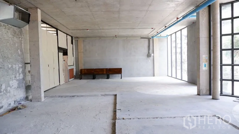 พื้นที่ขายปลีก ให้เช่าในWatthana, Bangkok - พื้นที่ลึกทรงสี่เหลี่ยม เพดานสูง มีท่อลมและกระจกเต็มความสูงรับแสงธรรมชาติ