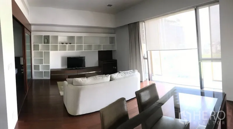 公寓 出租在Pathum Wan, Bangkok - 客餐厅一体，落地窗、卷帘与米色沙发