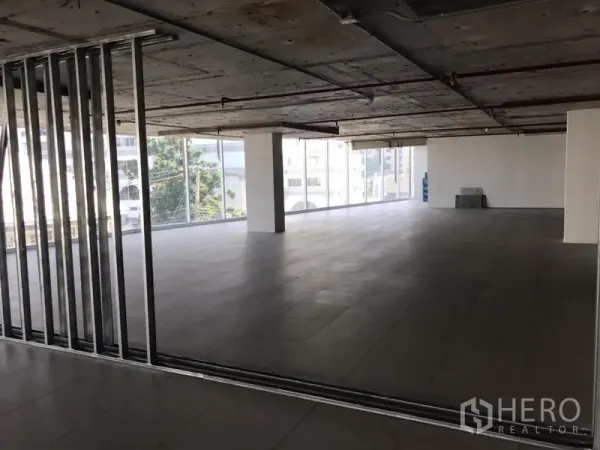 办公空间 出租在Khlong Toei, Bangkok - 未完成装修的办公室，金属龙骨隔墙、外露设备与整面玻璃立面。