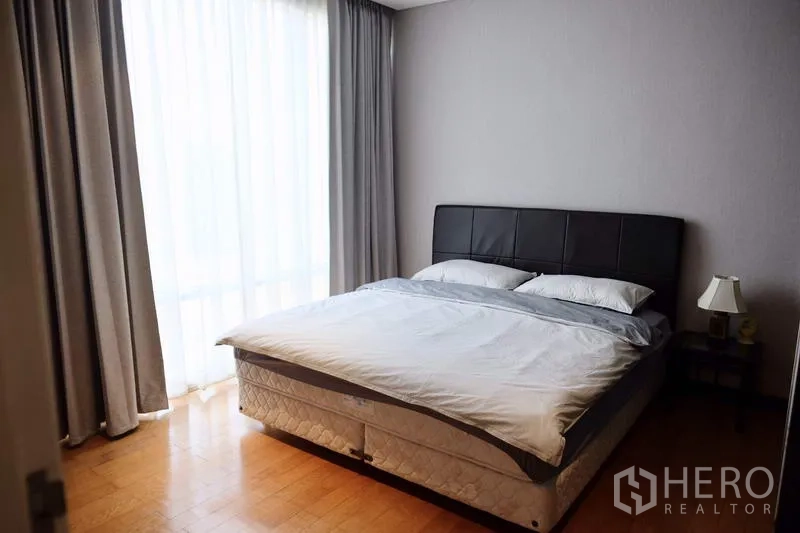 คอนโด ให้เช่าในWatthana, Bangkok - ห้องนอนแขก เตียงคู่ โต๊ะหัวเตียง และผ้าม่านสูงจรดเพดาน