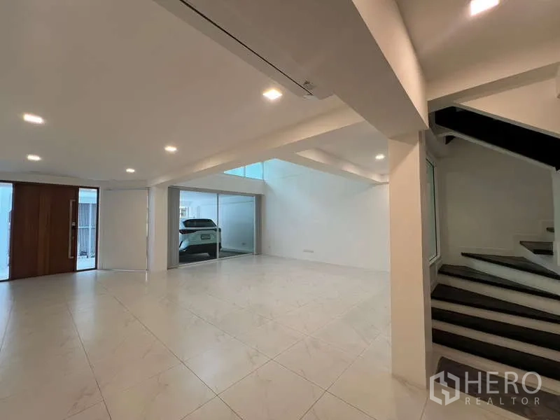 带办公室的家 出租在Khlong Toei, Bangkok - 一层大客厅，采光天窗并可望向车位。
