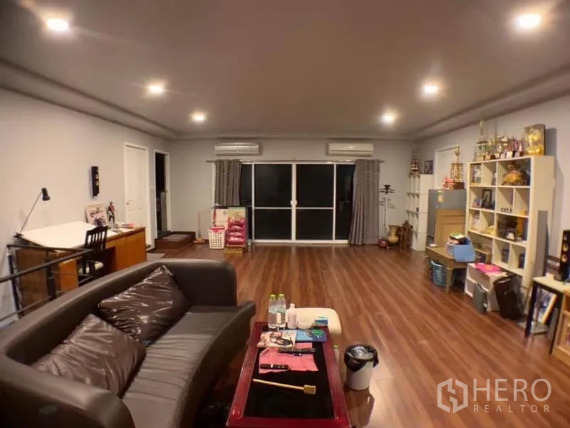 工厂 出售在Thanyaburi, Pathum Thani - 宽敞的员工起居休闲区，木地板、筒灯与推拉玻璃门。
