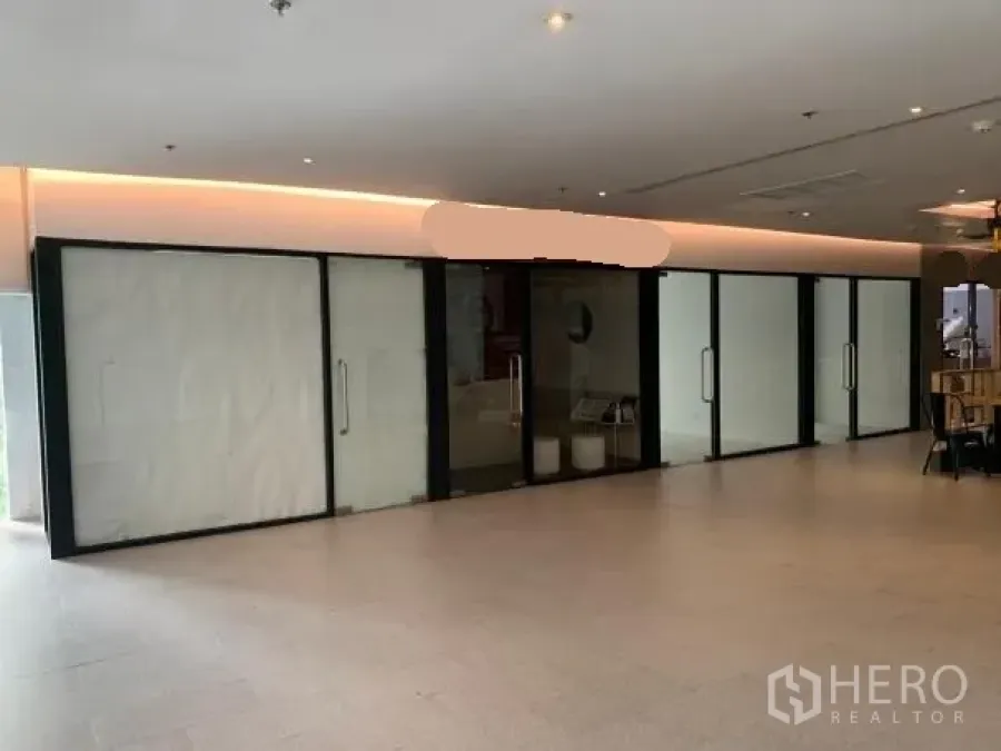 零售空间 出租 - 室内广场中的宽幅玻璃店面，邻近就座区