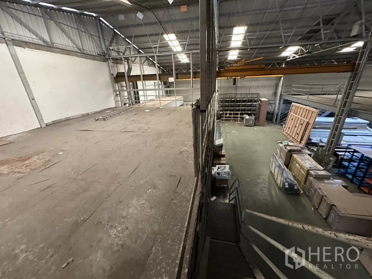 Warehouse for rent in Yan Nawa, Bangkok - Mezzanine edge overlooking the ground floor and a yellow crane beam.