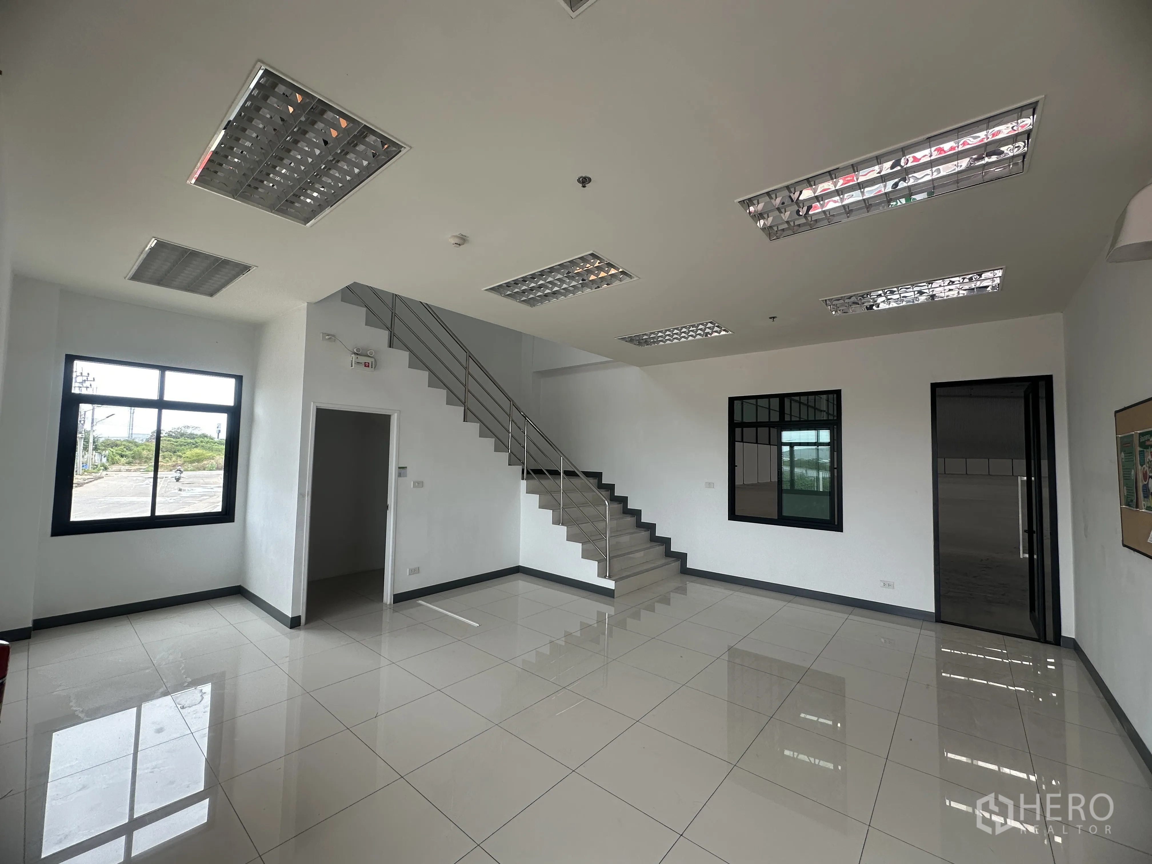 工厂 for rent in Bang Phli, Samut Prakan - 整洁的办公区，瓷砖地面、楼梯和大窗。