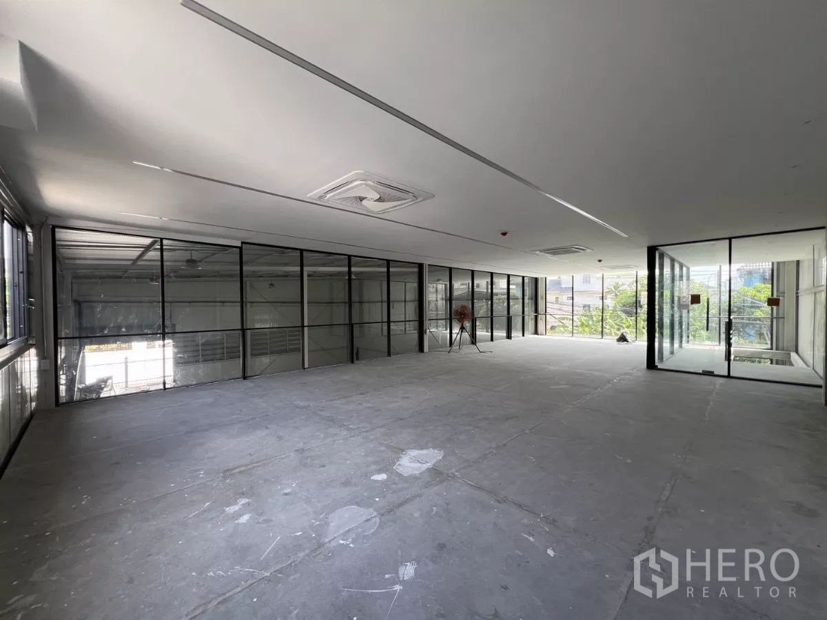 Warehouse for rent in Bang Na, Bangkok - Glass-walled walkway connecting mezzanine offices beside the stairwell.