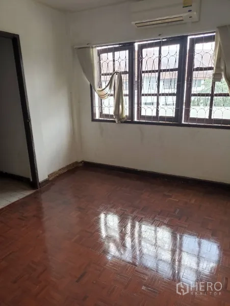 联排别墅 出租或出售在Wang Thonglang, Bangkok - 采光充足的房间，拼花木地板，大窗配防护栏与空调。