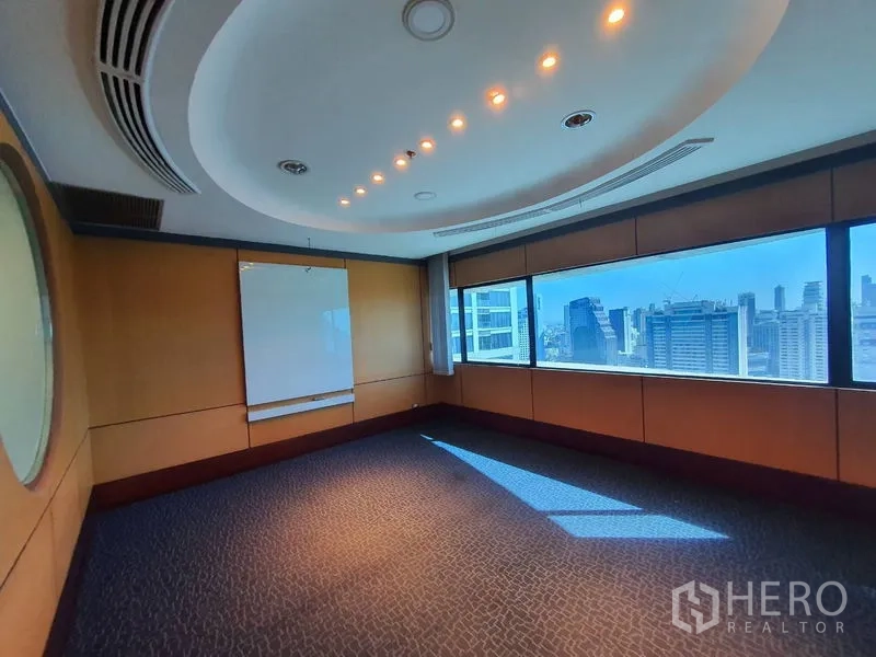 办公空间 出租在Watthana, Bangkok - 会议室，椭圆吊顶和横向长窗，眺望城市。