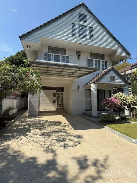 独立式住宅 出租在Bang Kapi, Bangkok - 前立面，独栋住宅带车棚、车道与阳台。