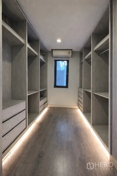บ้านแฝด for rent in Watthana, Bangkok - ห้องแต่งตัววอล์กอินพร้อมชั้นและลิ้นชักมีไฟส่องสว่าง
