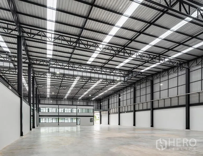 货栈 出租在Bang Sao Thong, Samut Prakan - 大跨度仓库大厅，高屋顶与天窗，内置办公区。