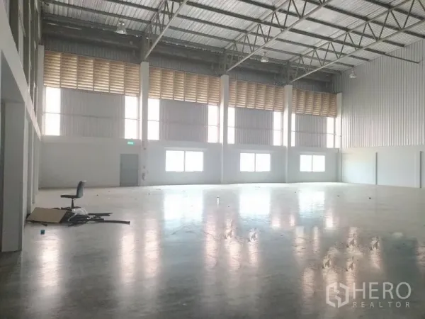 คลังสินค้า ให้เช่าในBang Sao Thong, Samut Prakan - พื้นที่ภายในโกดังโล่ง พื้นคอนกรีตขัดมัน เพดานโครงเหล็กสูง มีหน้าต่างและช่องระบายอากาศ