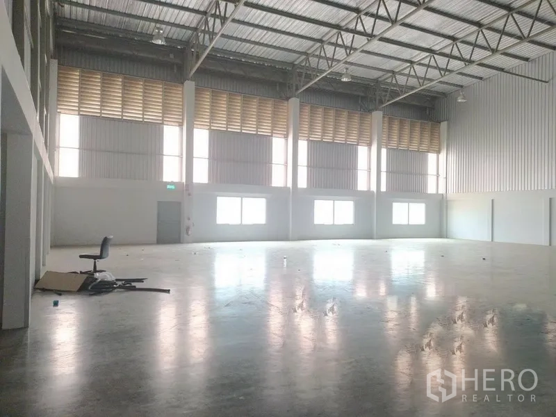 คลังสินค้า ให้เช่าในBang Sao Thong, Samut Prakan - พื้นที่ภายในโกดังโล่ง พื้นคอนกรีตขัดมัน เพดานโครงเหล็กสูง มีหน้าต่างและช่องระบายอากาศ