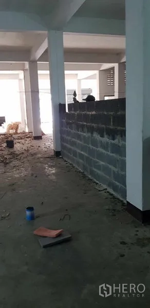 Warehouse for rent in Nong Khaem, Bangkok - Area under renovation with new block partition wall inside the warehouse.