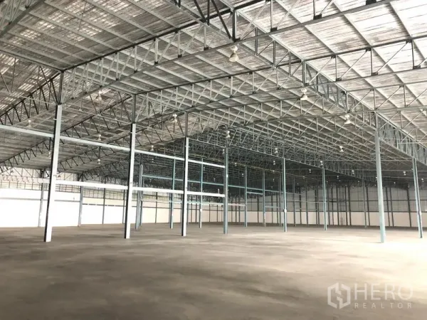 货栈 出租在Bang Phli, Samut Prakan - 邦普里北榄府仓库内部，钢桁架高顶与平整混凝土地面。