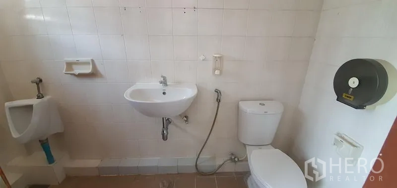 带办公室的家 出租在Khlong Toei, Bangkok - 白色瓷砖卫生间，配坐便、小便器与壁挂洗手盆。