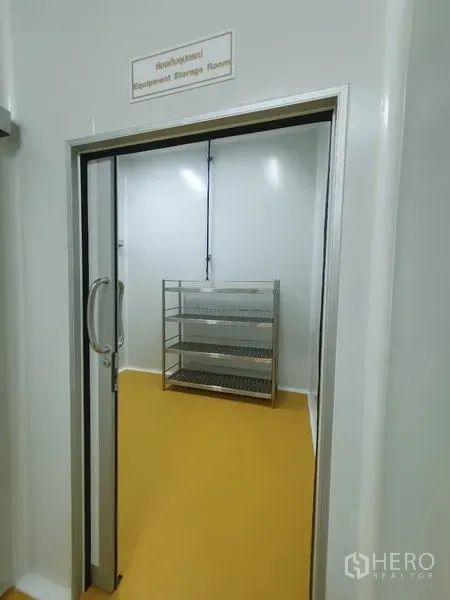工厂 出售在Lam Luk Ka, Pathum Thani - 设备储藏间，配不锈钢层架，从推拉门处可见。