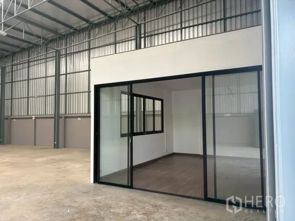 仓库 for rent in Mueang Pathum Thani, Pathum Thani - 仓库内部带玻璃隔断办公室与抛光混凝土地面，高钢结构屋顶。