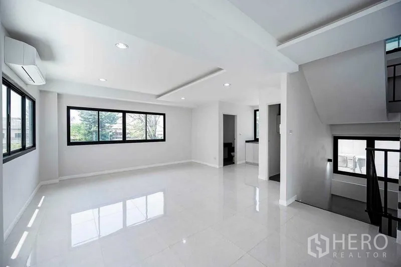 带办公室的家 出租在Suan Luang, Bangkok - 高层开放空间，大窗、分体空调与楼梯平台。