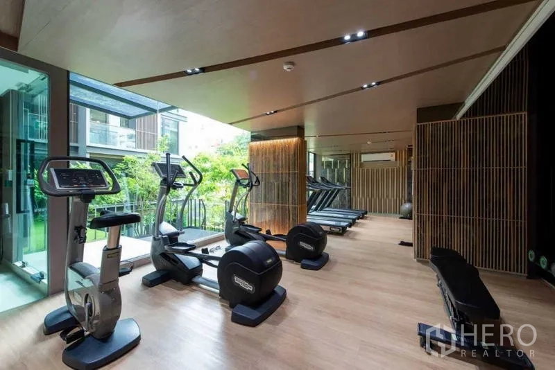 คอนโด ให้เช่าในHuai Khwang, Bangkok - ยิมพร้อมจักรยานออกกำลังกายและเครื่องเล่นติดหน้าต่างกระจกสูง