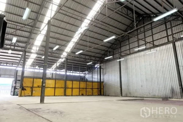 คลังสินค้า ให้เช่าในPak Kret, Nonthaburi - ช่วงอาคารกว้าง หลังคาทรงจั่วสูง พร้อมไฟฟลูออเรสเซนต์