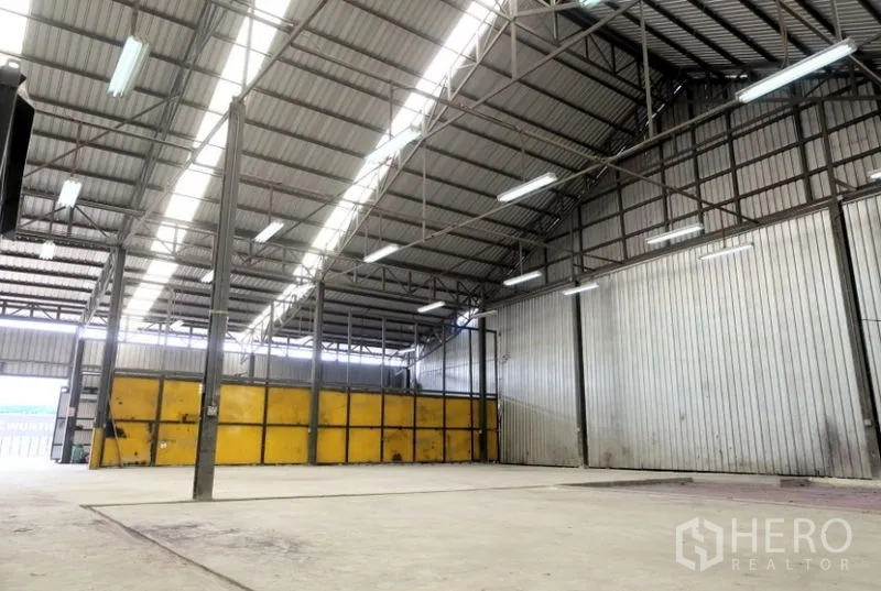 คลังสินค้า ให้เช่าในPak Kret, Nonthaburi - ช่วงอาคารกว้าง หลังคาทรงจั่วสูง พร้อมไฟฟลูออเรสเซนต์
