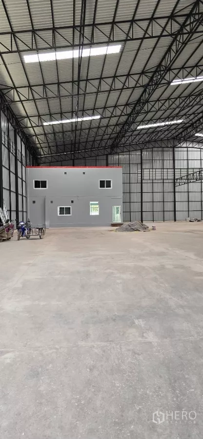 Factory for rent in Mueang Samut Sakhon, Samut Sakhon - Interior perspective facing the internal two-storey office block within the factory.