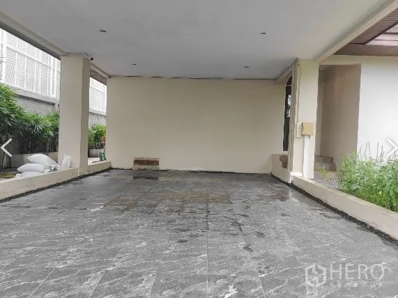 บ้าน ให้เช่าในHuai Khwang, Bangkok - ที่จอดรถในร่มสำหรับสองคัน พื้นกระเบื้อง