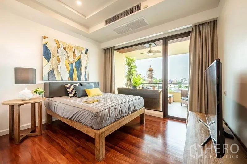 公寓 出租或出售在Khlong San, Bangkok - 第二卧室通往带座位的覆盖阳台，享河景