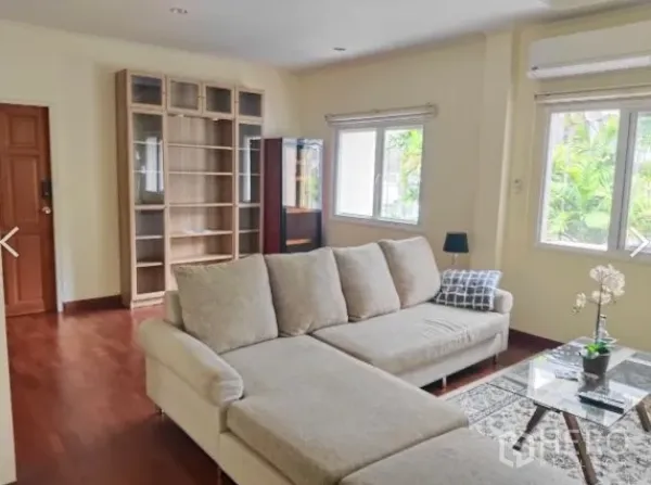 บ้าน ให้เช่าในHuai Khwang, Bangkok - ห้องนั่งเล่นสว่าง โซฟาเข้ามุม หน้าต่าง และชั้นวางบิลต์อิน