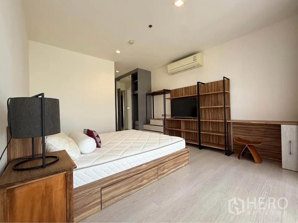 公寓 for rent in Khlong Toei, Bangkok - 休憩区配床架、电视、置物架与窗边书桌。