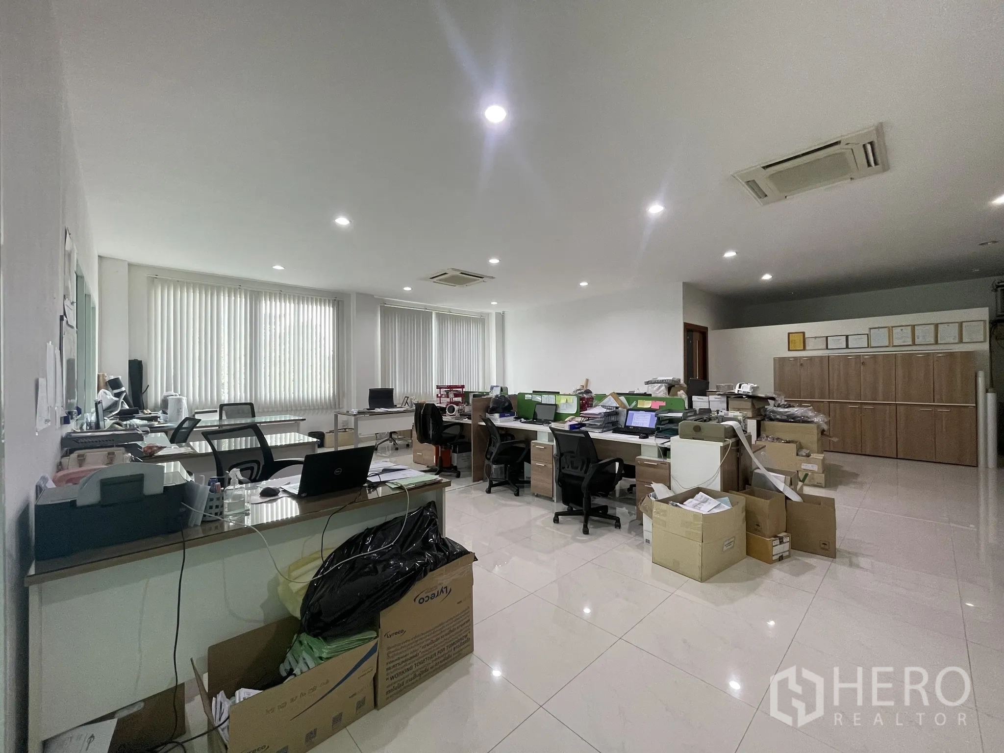 Warehouse for sale in Lat Lum Kaeo, Pathum Thani - Bright open‑plan office inside the warehouse with desks, cabinets and tiled flooring.