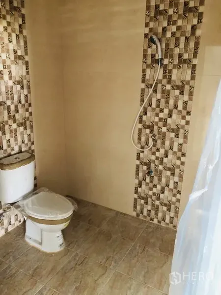 คลังสินค้า ให้เช่าในBang Kapi, Bangkok - ห้องน้ำภายในโกดังปูกระเบื้องสะอาด พร้อมชักโครกและฝักบัวสายอ่อน