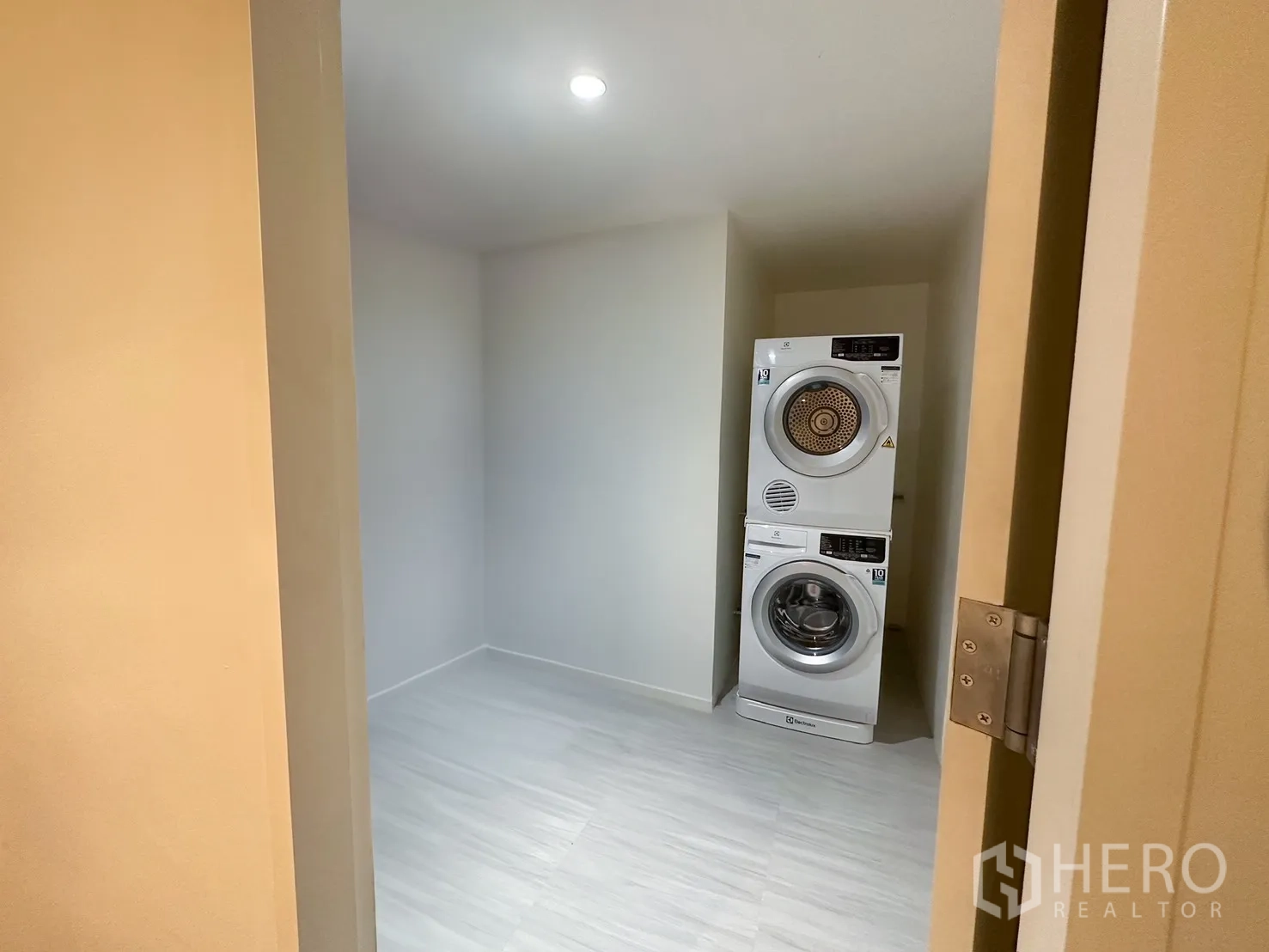 Condominium for rent or sale in Watthana, Bangkok - Utility room with stacked washer and dryer units.