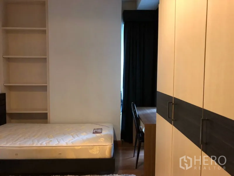 公寓 出租在Pathum Wan, Bangkok - 小卧室，单人床、内置书架、衣柜与窗边书桌。