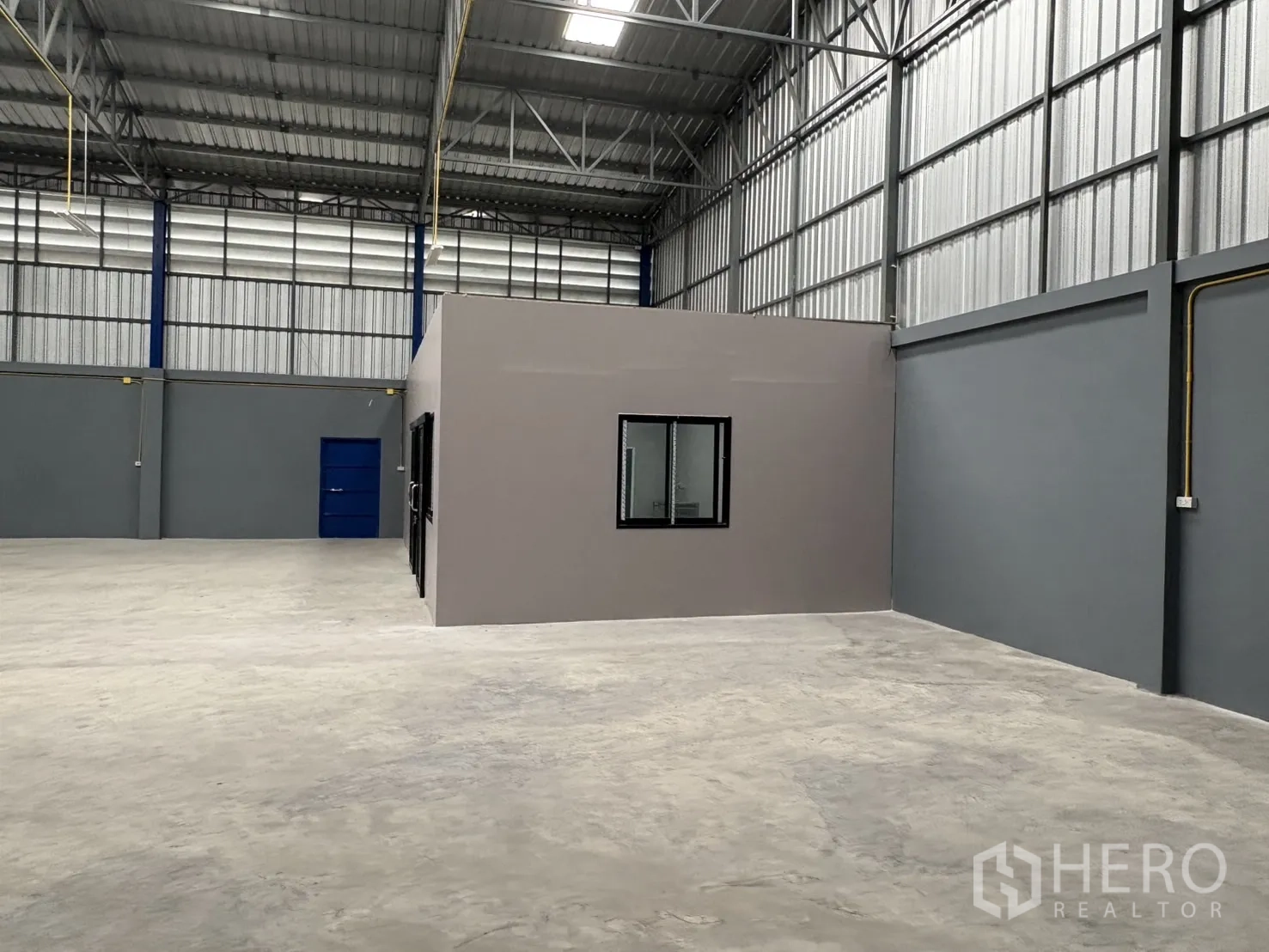 货栈 出租在Bang Phli, Samut Prakan - 仓库内部空间，高钢结构屋顶与独立办公室模块。