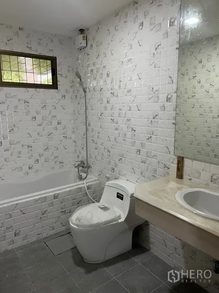 ทาวน์เฮาส์ ให้เช่าในWatthana, Bangkok - ห้องน้ำกระเบื้องโมเสกสีขาว มีอ่างอาบน้ำและฝักบัวมือถือ.