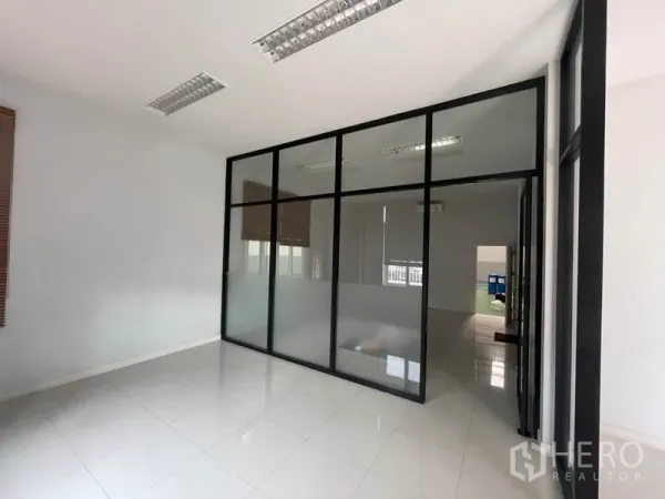 工厂 出租在Lam Luk Ka, Pathum Thani - 黑框玻璃隔断的独立会议室