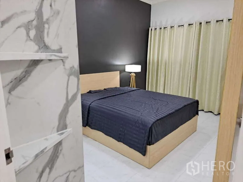 公寓 出租在Khlong Toei, Bangkok - 卧室配浅木色床头、深色强调墙与整面窗帘。