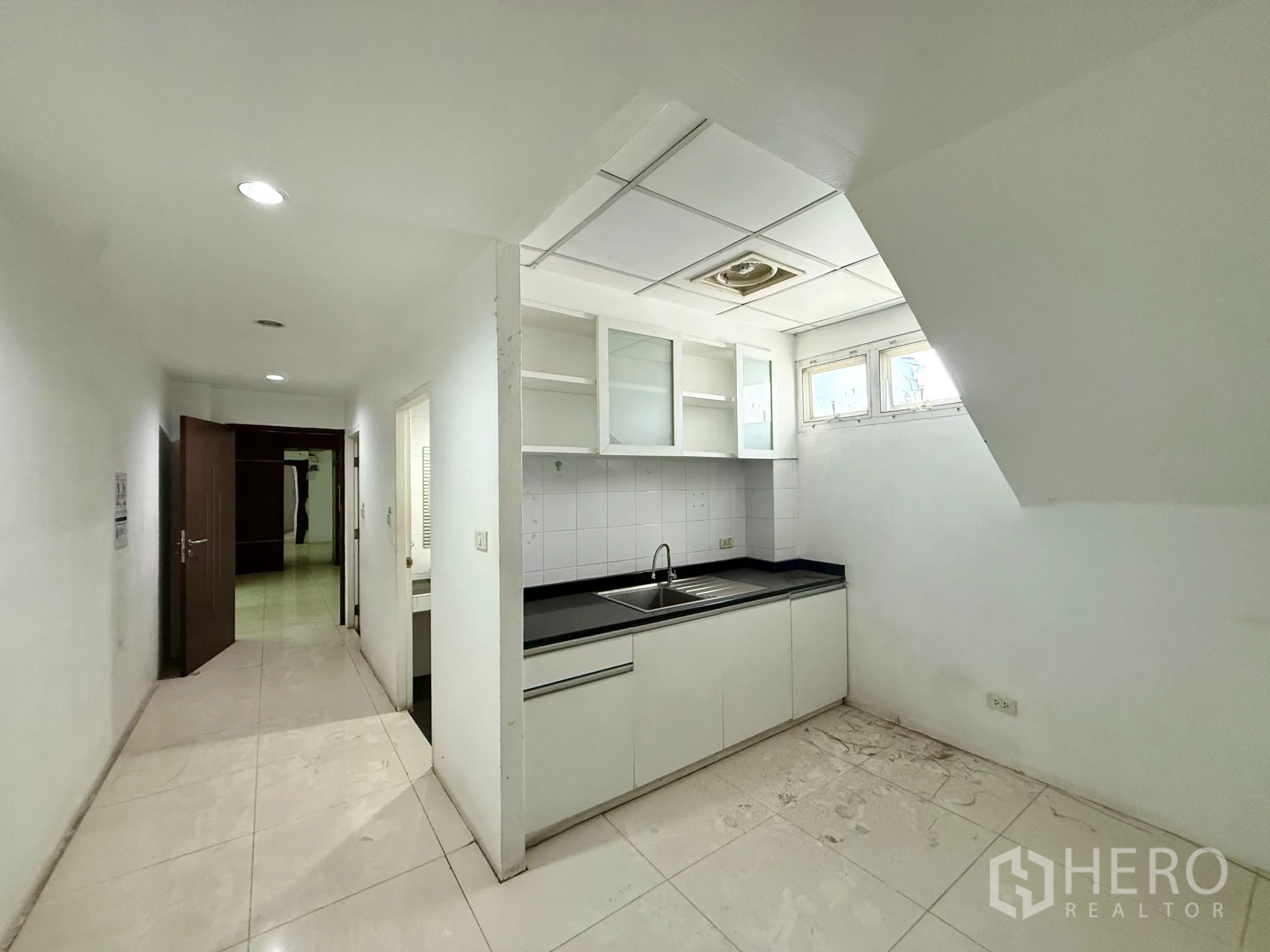 办公空间 出租在Bueng Kum, Bangkok - 备用房，地砖需翻新