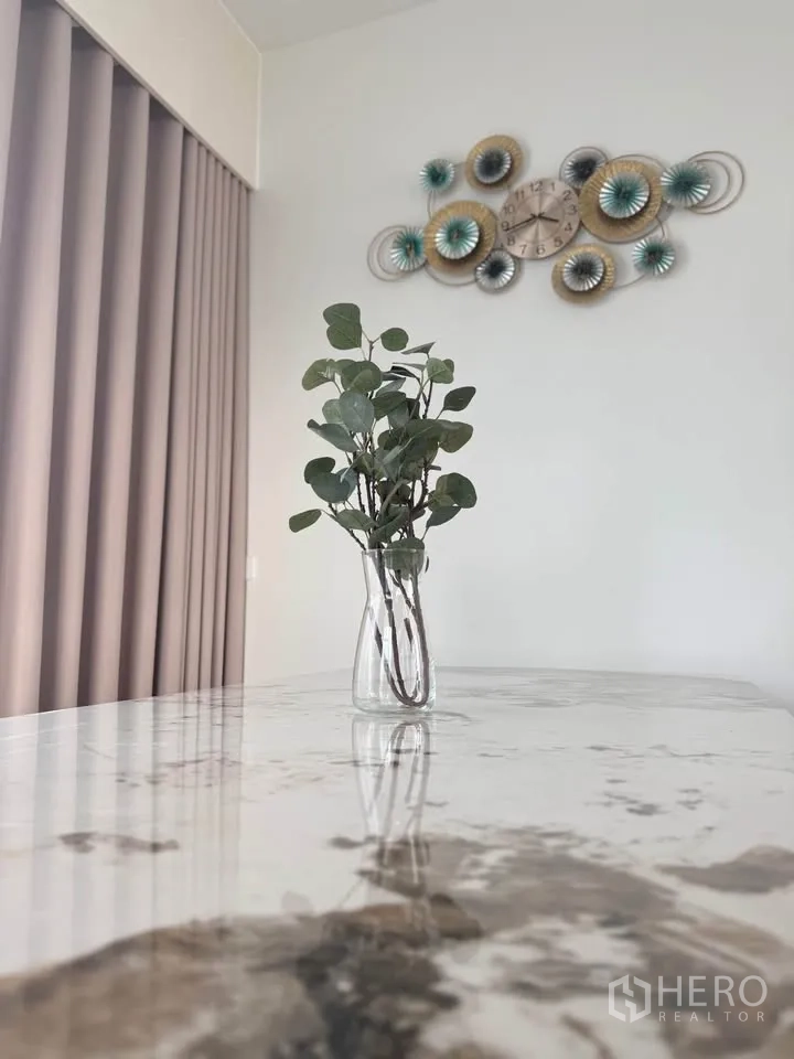 Semi-detached House for rent in Mueang Samut Prakan, Samut Prakan - Close-up of a marble tabletop with a decorative vase and wall art.